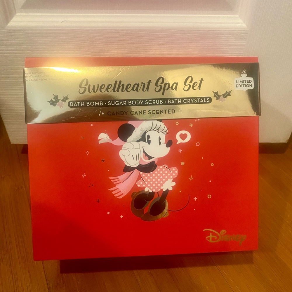 Disney Sweetheart Spa Set Limited Edition Candy Cane Scented; Minnie Mouse
